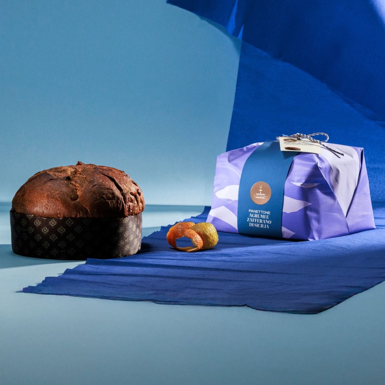 Panettone Agrumi e Zafferano in and out of package, out and sliced