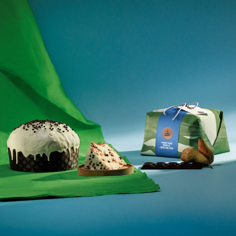 Pera & Cioccolato di Modica Panettone in package, out and sliced